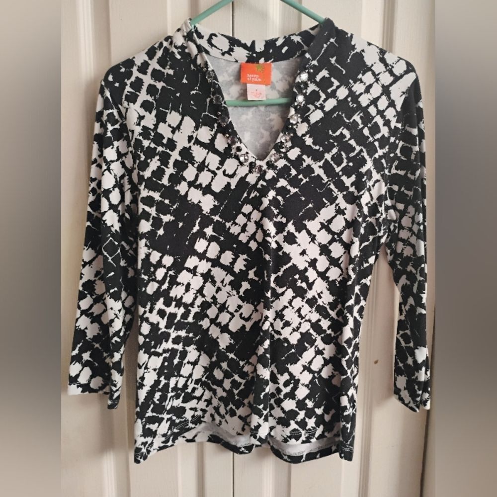 Hearts of Palm Black and White Graphic Fitted Blouse
